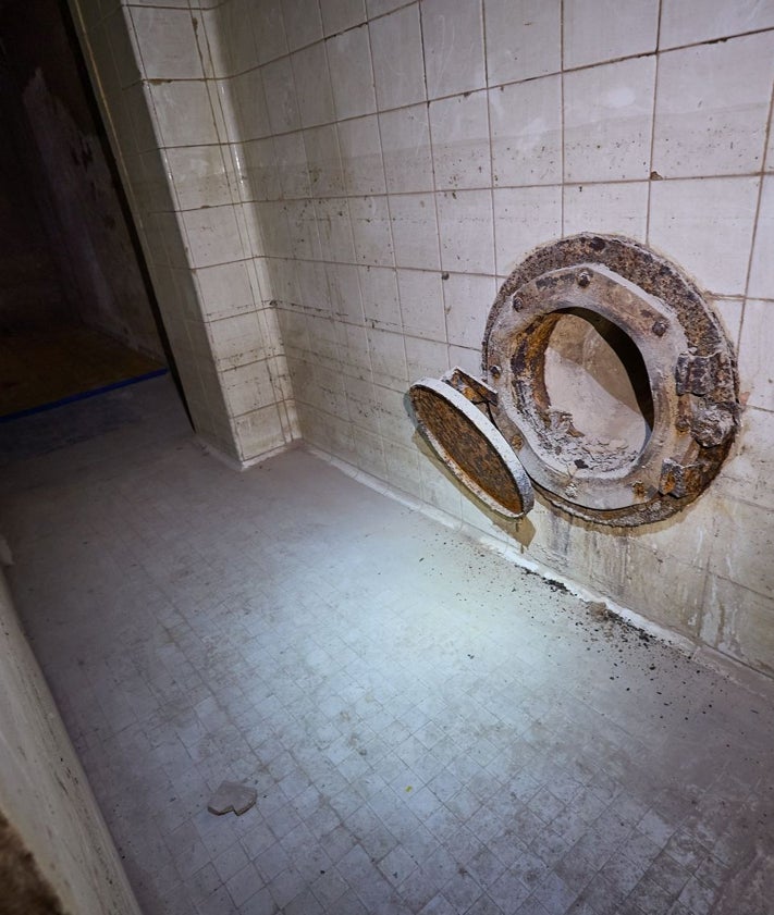 Imagen secundaria 2 - Fachada del palacio de Montortal, suelo Nolla en el refugio y respiradero.
