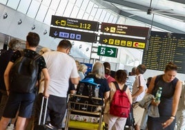 Pasajeros en el aeropuerto de Valencia.