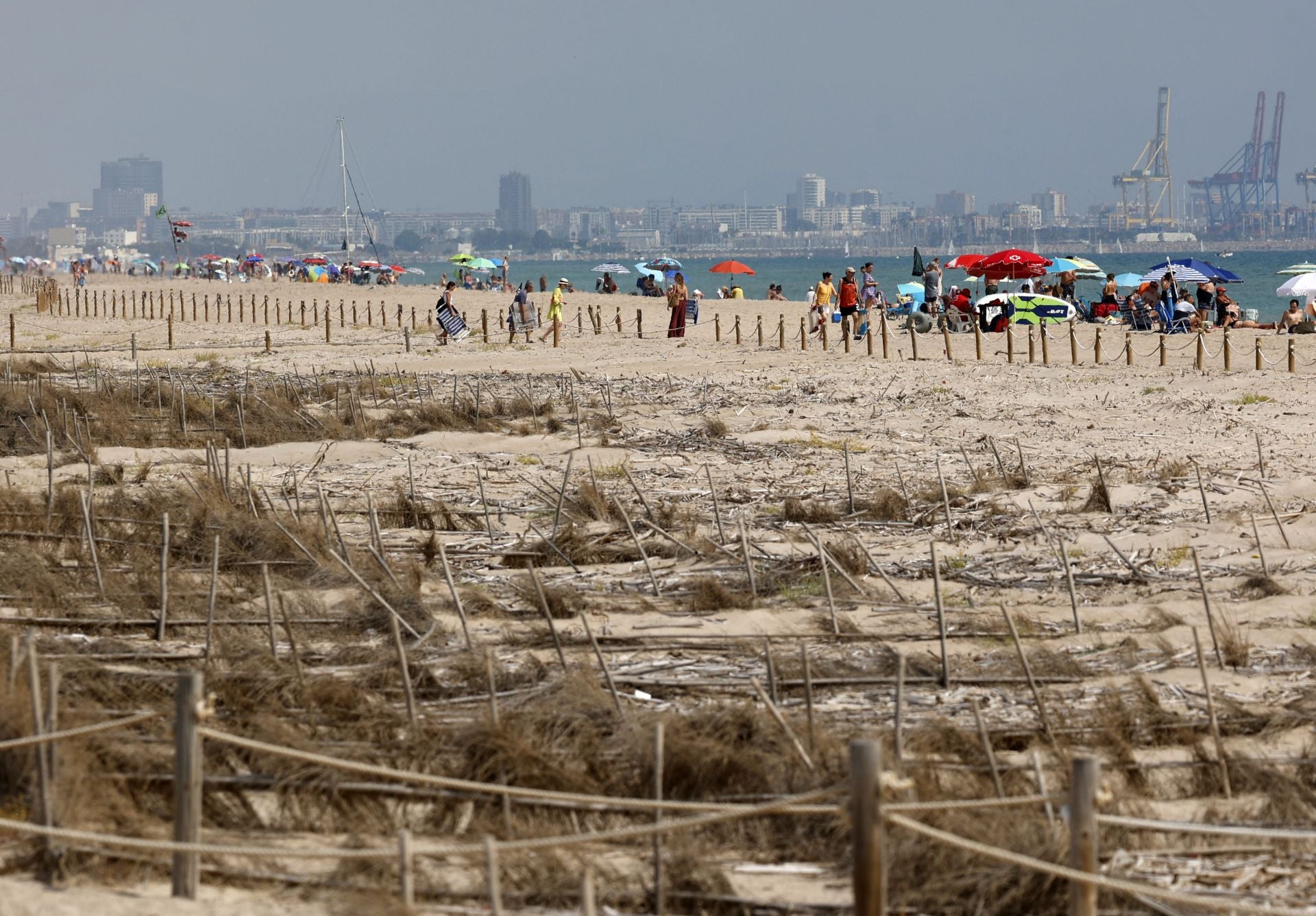 El temporal golpea a las playas del Saler año y medio después de la regeneración
