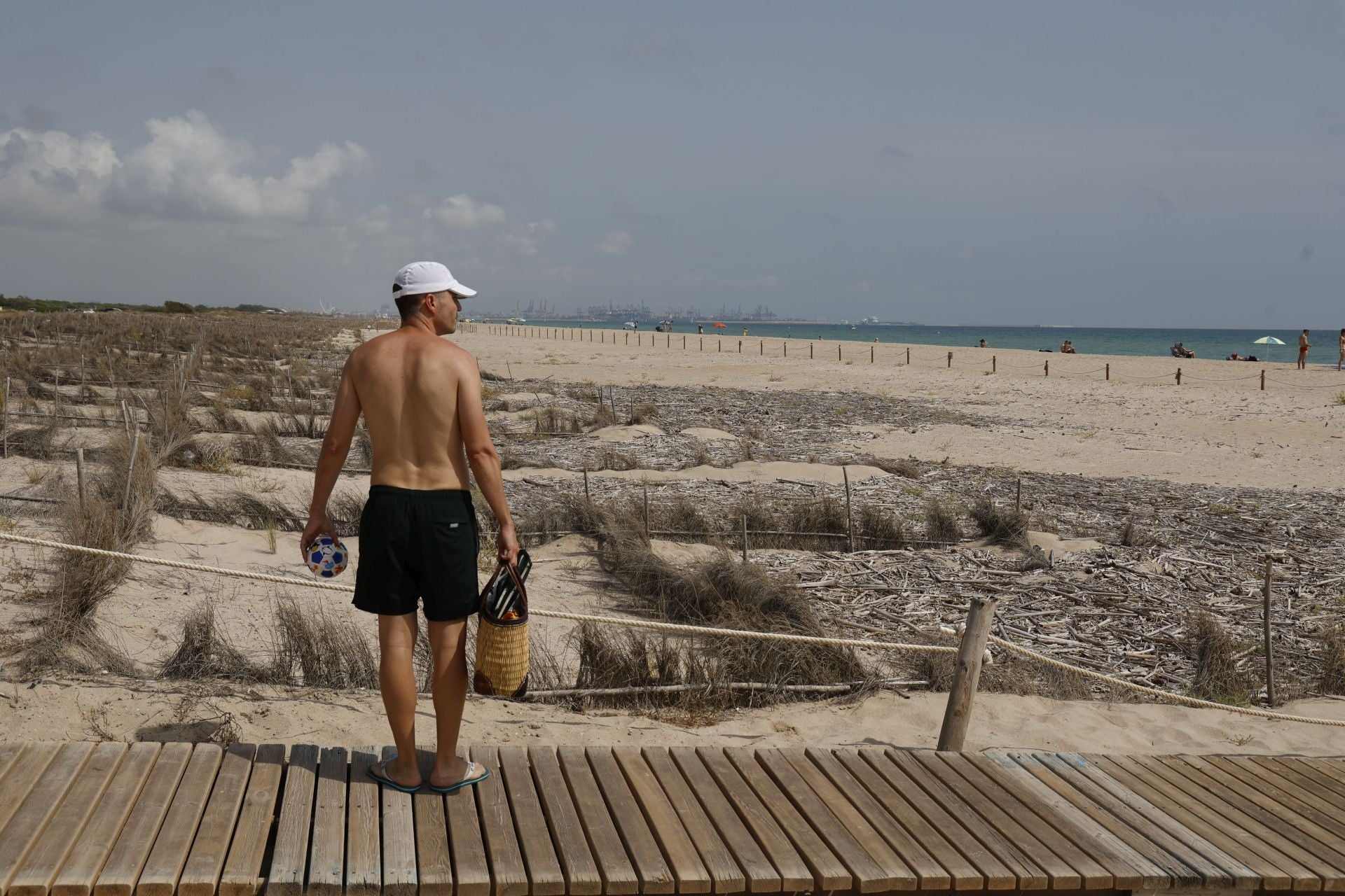 El temporal golpea a las playas del Saler año y medio después de la regeneración