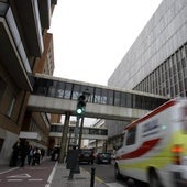 Una ambulancia pasa junto al Hospital Clínico.