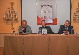 El editor Toni Hill, el vicario general Vicente Fontestad y el autor de la novela.