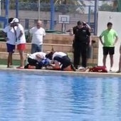 Los sanitarios tratan de reanimar al septuagenario fallecido en la piscina municipal de Massamagrell.