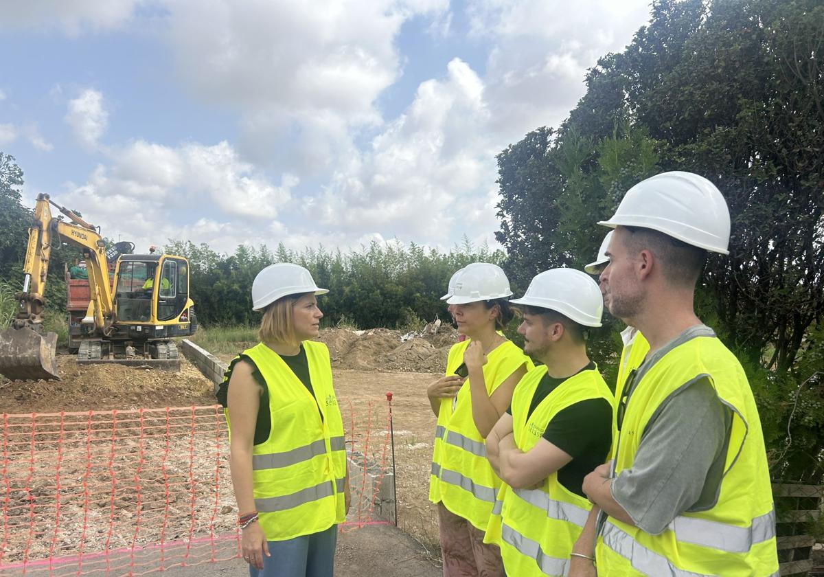 Pilar Bernabé en su visita a las obras de La Torre - Faitanar