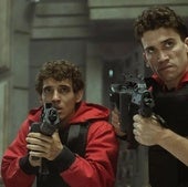 Miguel Herrán y Jaime Lorente, durante una escena de 'La casa de papel'.