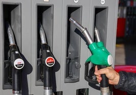 Un hombre pone gasolina.