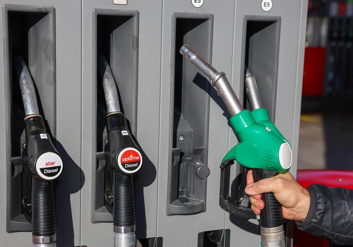 Un hombre pone gasolina.