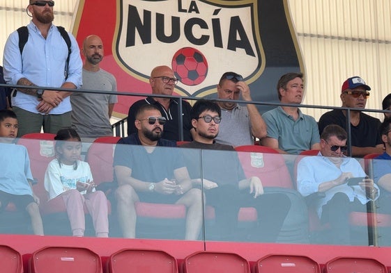 Tunku Ismail y Kiat Lim, viendo el partido del filial del Valencia