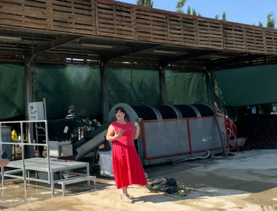 Susana Navarro en la planta de compostaje del municipio.