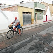 Un hombre circula por la calle donde ocurrió el reventón, este lunes.