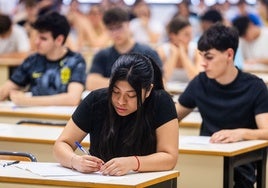 Alumnos durante la primera prueba de la selectividad de julio.