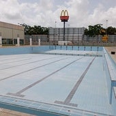 Reparaciones.La piscina descubierta,ayer en pleno procesode reconstrucción.