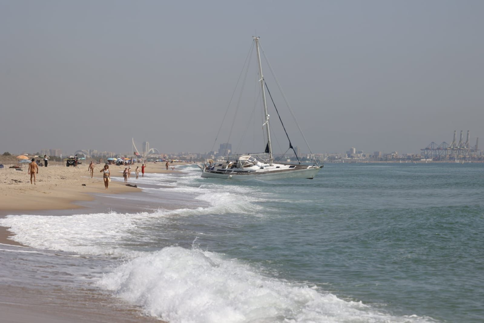 Fotos: Velero encallado en El Saler