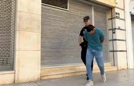 Momento en el que el asesio confeso es trasladado por la policía.