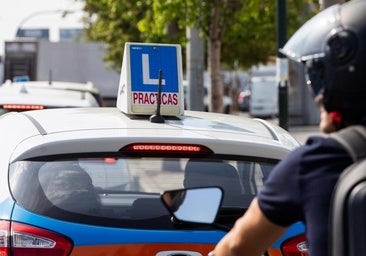 Trampas en el carné de conducir: 50 detenidos en Valencia por usar dispositivos electrónicos para copiar