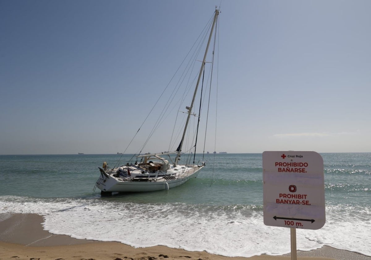 Otro barco varado en El Saler: un velero, cuatro días encallado