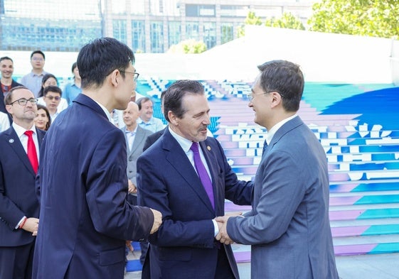 José Capilla, rector de la UPV, saluda a Wang Yunpeng, presidente de la Universidad de Beihang.