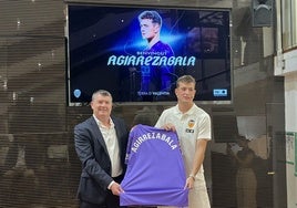 Julen Agirrezabala posa con Ron Gourlay en el acto de su presentación.