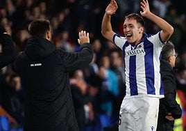Olasagasti celebra un gol con la Real Sociedad.