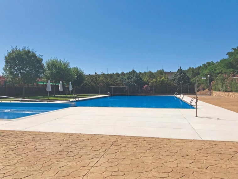 Cerrada al baño la piscina de Bellús