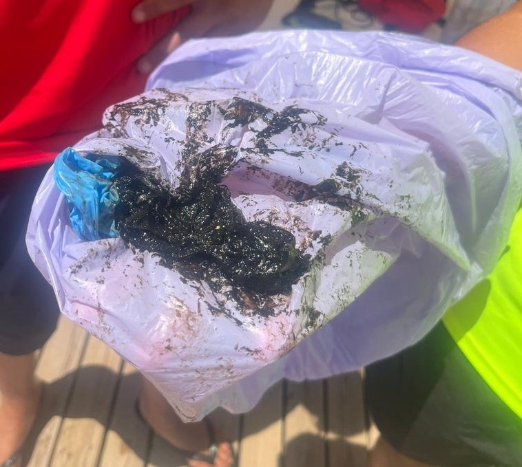 La presencia de restos de hidrocarburos obliga a cerrar la playa del Fortí de Vinaròs