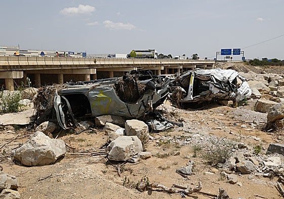 Vehículos destrozados en la cuenca del Poyo, a la altura de Riba-roja.