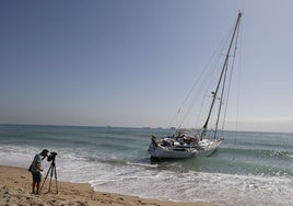 El velero varado en la playa de la Garrofera.