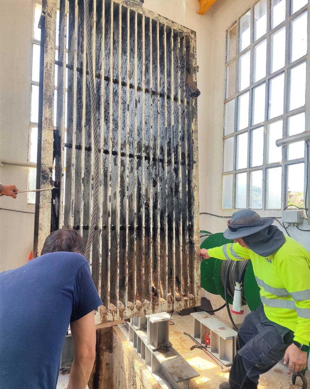 Operarios trabajan en la presa.