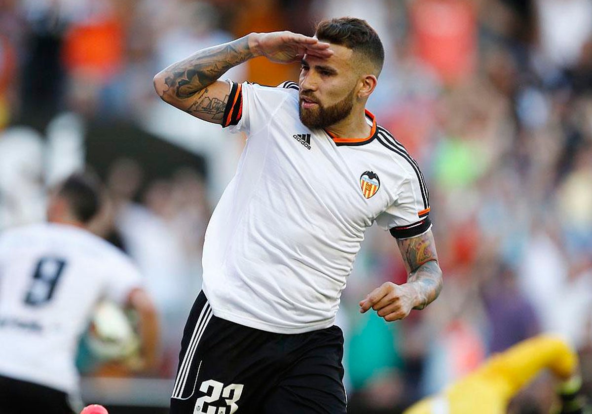 Otamendi durante su etapa en el Valencia.