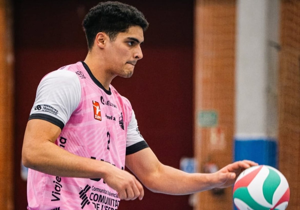 Kayque Calazans se prepara para hacer un saque.