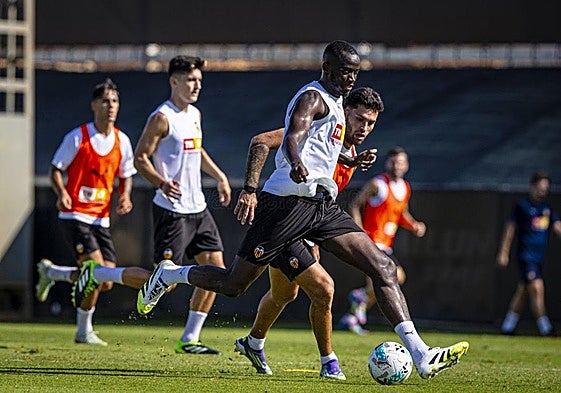 Diakhaby y Hugo Duro pelean por un balón en el entrenamiento del martes en Paterna.