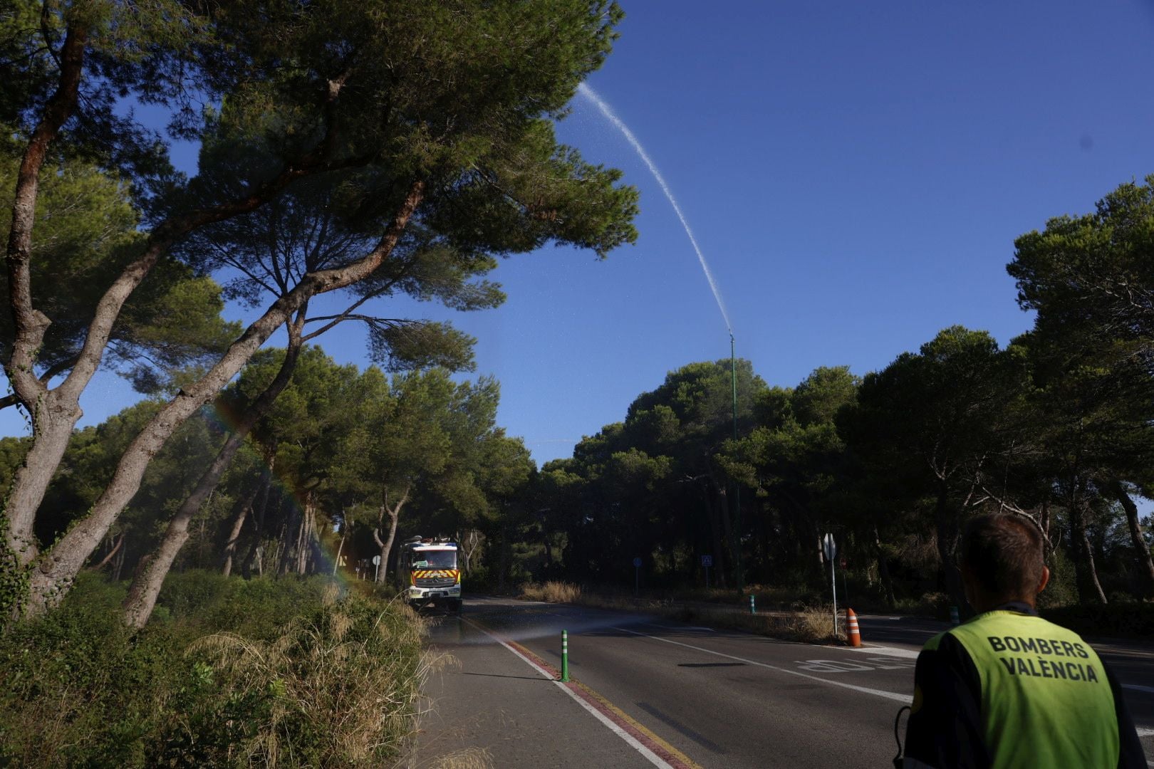 Los cañones del Saler 'riegan' el bosque ante el riesgo de incendio