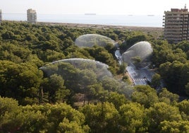 Los cañones antiincendios, a pleno rendimiento este miércoles.