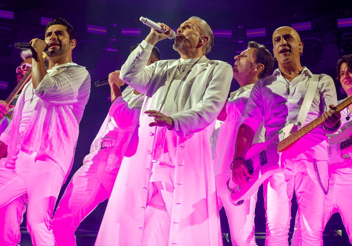 Miguel Bosé y su equipo de baile, al inicio del concierto.