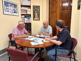 Los alcaldes de Aielo, Agullent y Bocairent, en una de las reuniones.