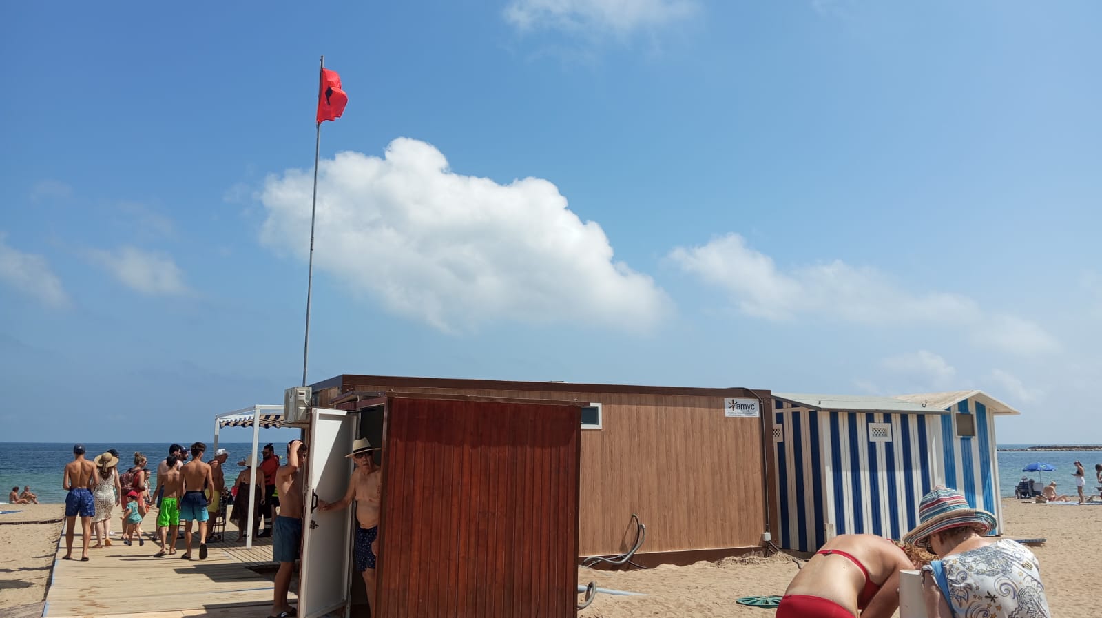 Bandera roja en una de las playas cerradas en Dénia este martes.