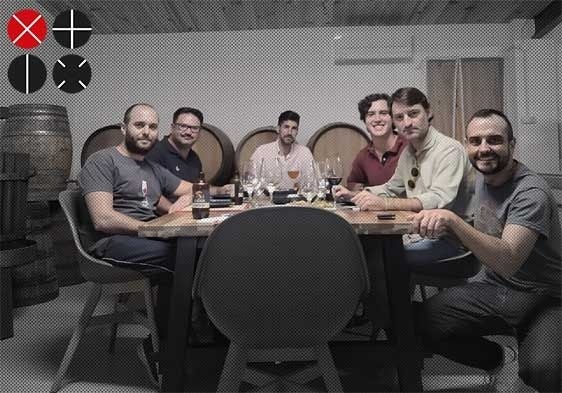 Los jóvenes del casino sentados en una mesa, en la bodega