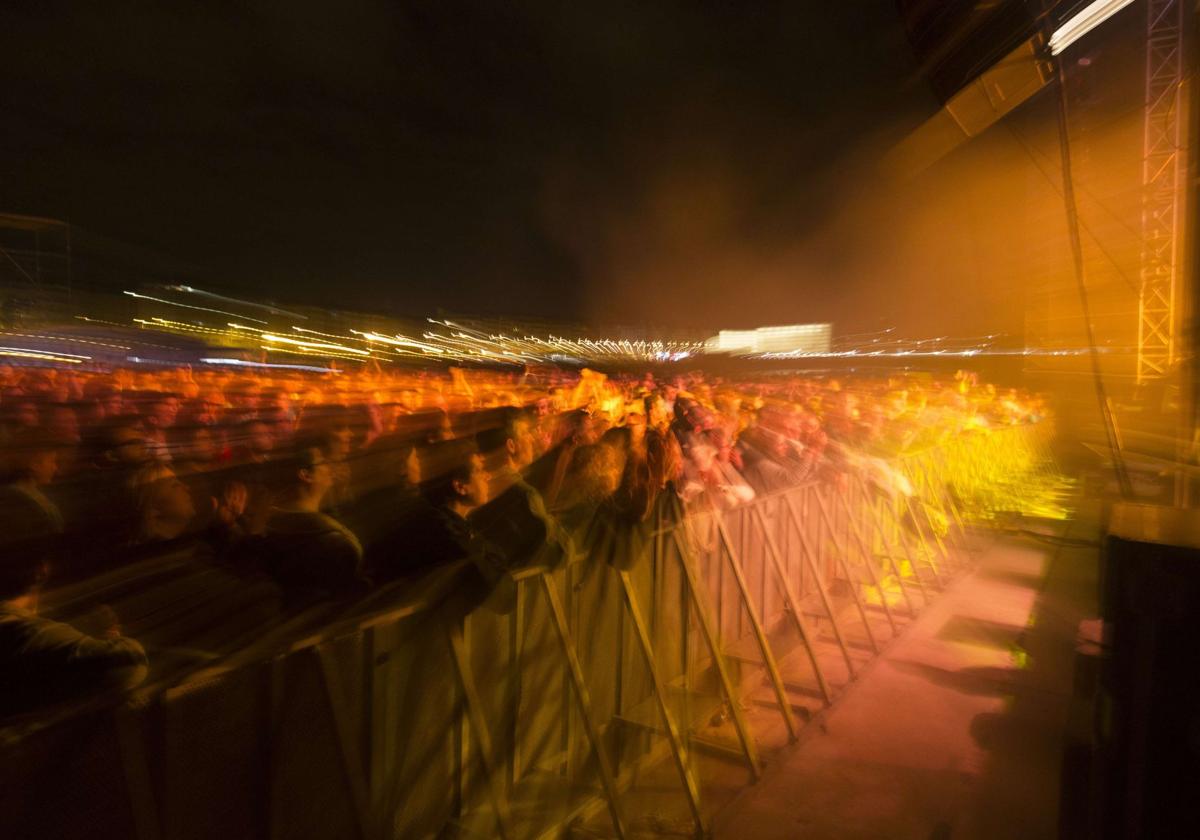 Público en un concierto de música. Imagen de archivo.