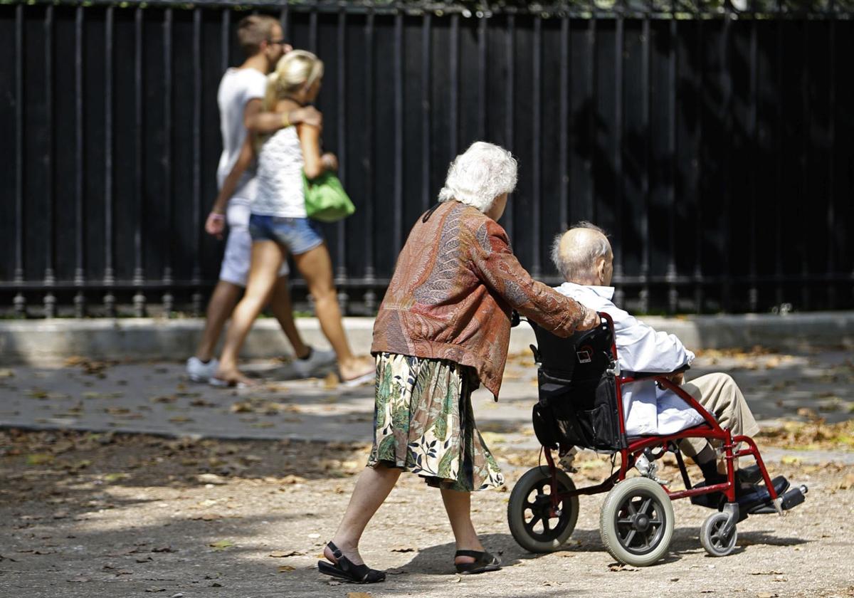 Una pareja de jubilados paseando.