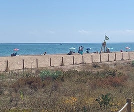 Una de las playas de Dénia en las que se ha levantado la prohibición de baño.