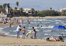 Bañistas en la playa de Port Saplaya.