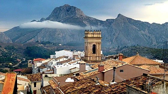 Descubre la historia y belleza de la iglesia de Santa Bárbara en Tárbena