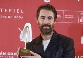Juan Vidal, con el premio concedido por la Academia de Moda Española.