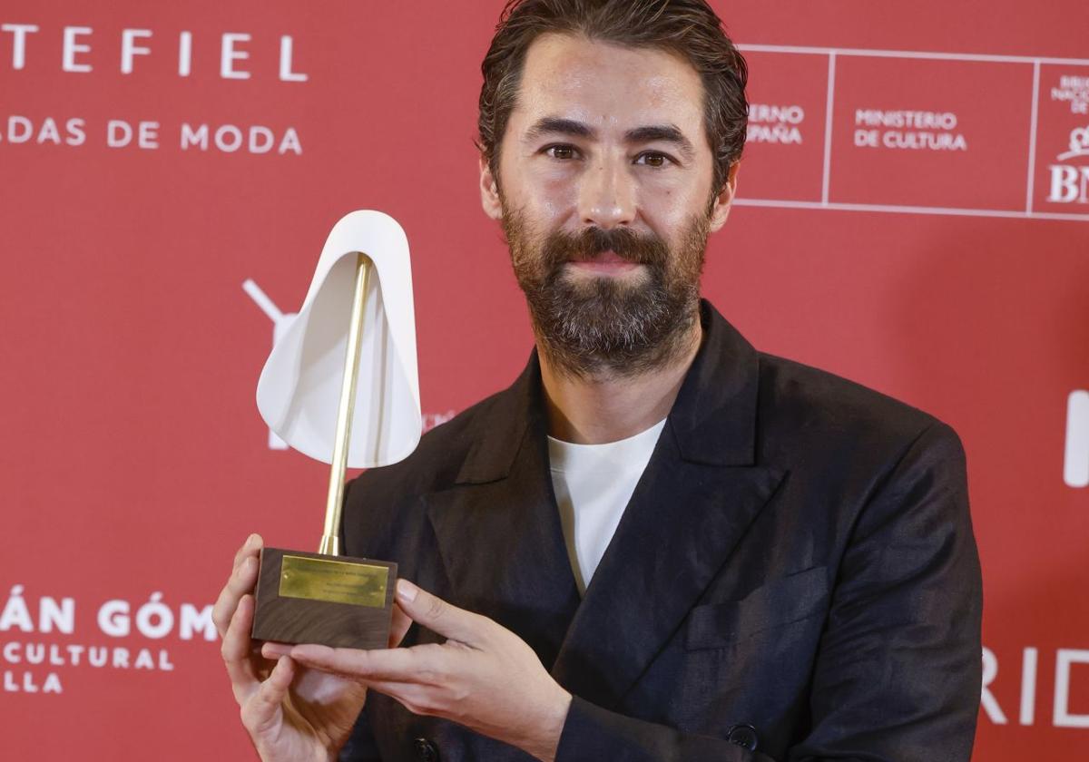 Juan Vidal, con el premio concedido por la Academia de Moda Española.