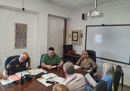 La alcaldesa Vervedío en la mesa de trabajo.