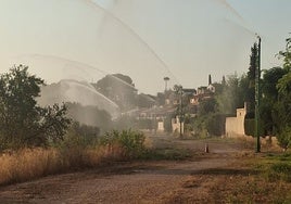 Cañones de agua junto a una urbanización en Riba-roja.