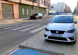 Vehículo mal estacionado en una calle de Benetússer.