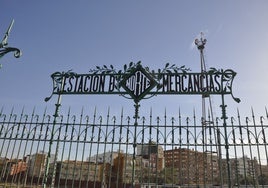La verja de la antigua estación de mercancías.