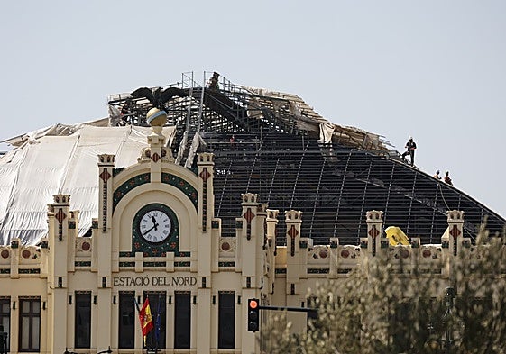 Retirada de la cubierta, durante la mañana de este jueves.
