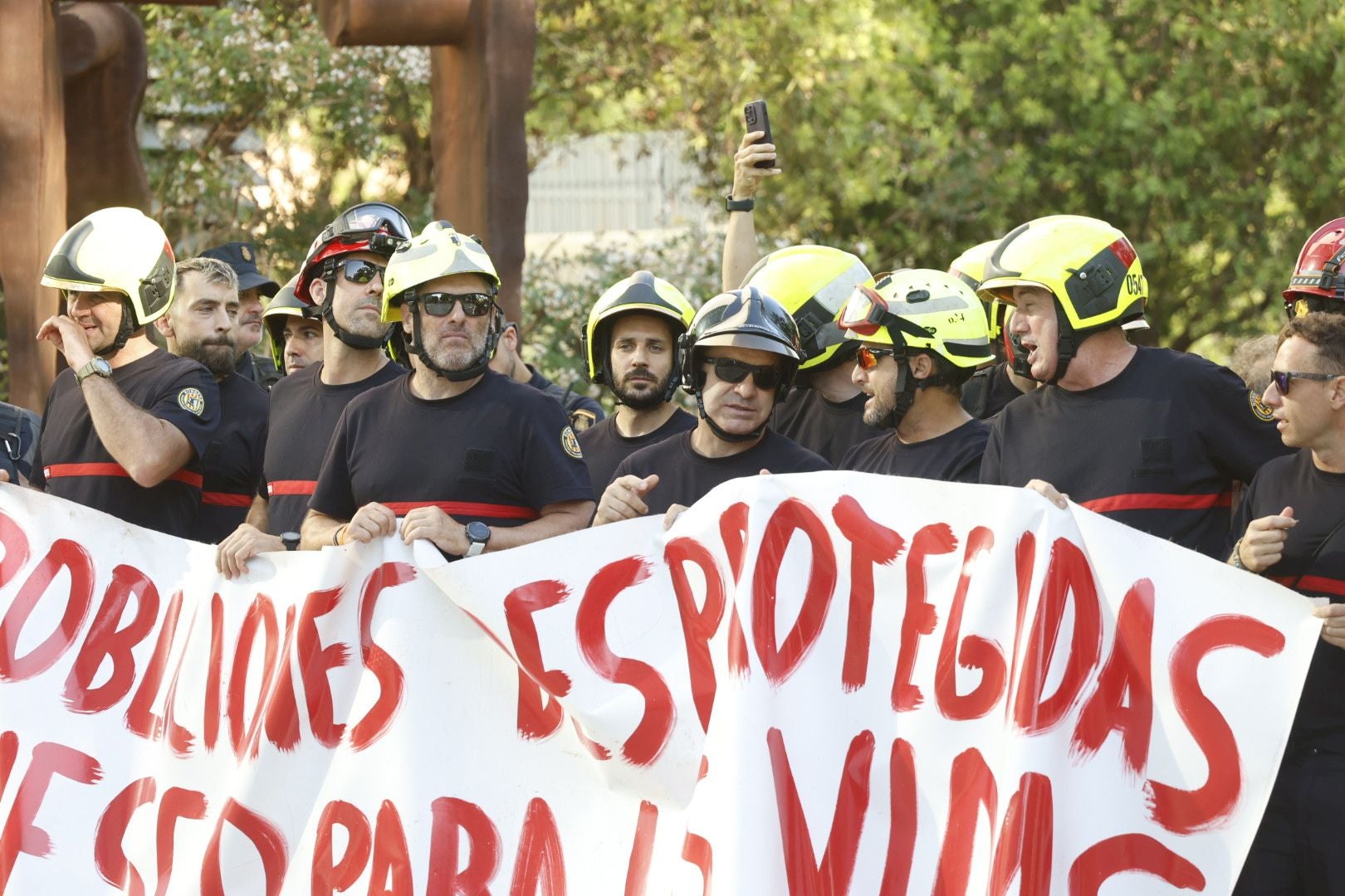 Protesta de bomberos en la Ciudad de la Justicia antes de la llegada de Mompó